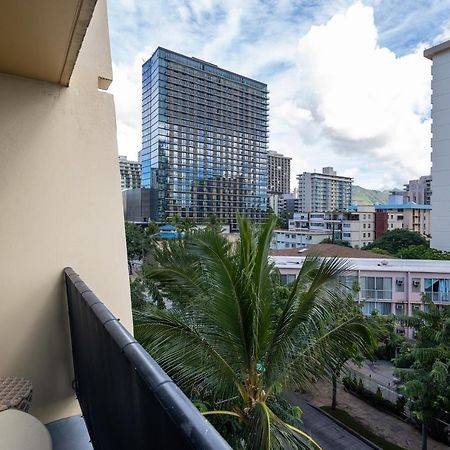 Gorgeous One Bedroom Bamboo Blocks From The Beach هونولولو المظهر الخارجي الصورة