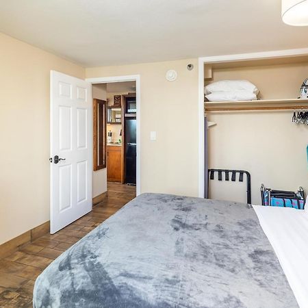 Gorgeous One Bedroom Bamboo Blocks From The Beach هونولولو المظهر الخارجي الصورة