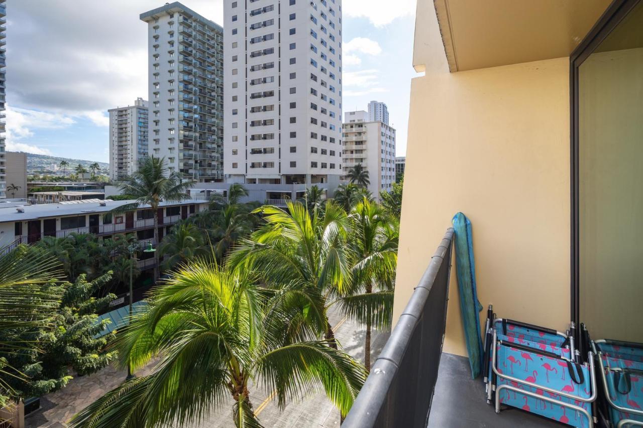 Gorgeous One Bedroom Bamboo Blocks From The Beach هونولولو المظهر الخارجي الصورة