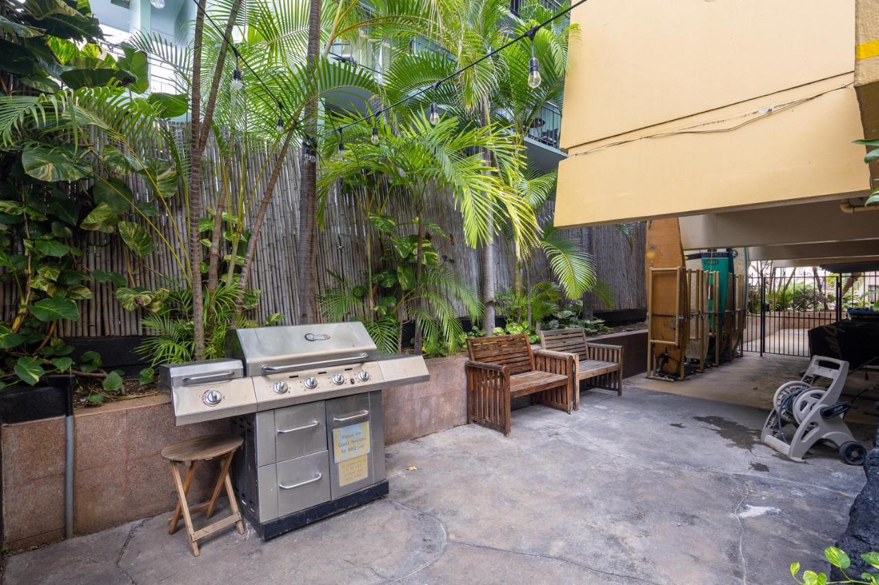 Gorgeous One Bedroom Bamboo Blocks From The Beach هونولولو المظهر الخارجي الصورة